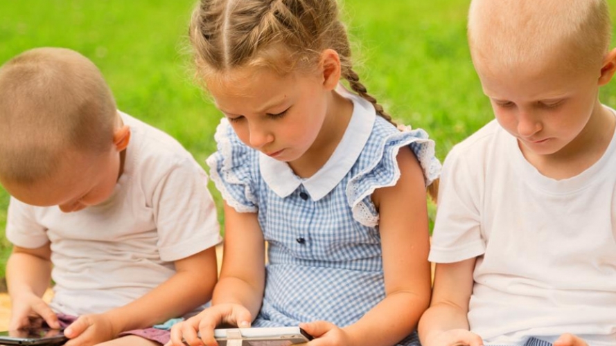 Uşaqlar internetdən nə zamandan başlayaraq və necə istifadə etməlidir?