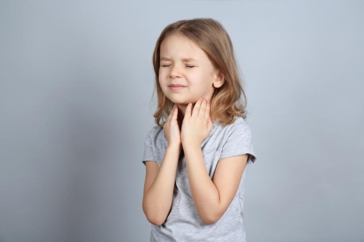 Uşaqlarda boğaz ağrısının səbəbləri: Boğazı silmək olarmı?